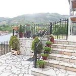 Dimitri's Mountain House アパート